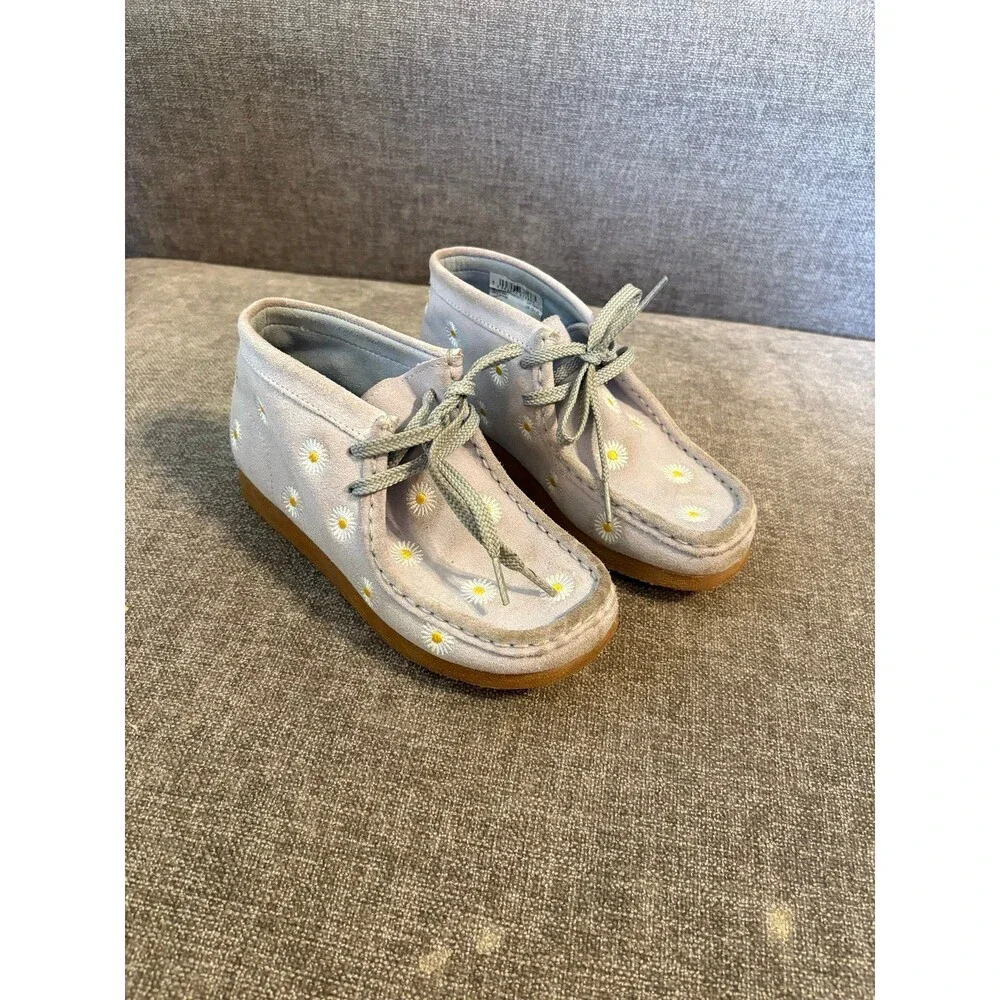Clarks Wallabee Shoes Girls 13 in Cloud Grey Suede and daisies throughout